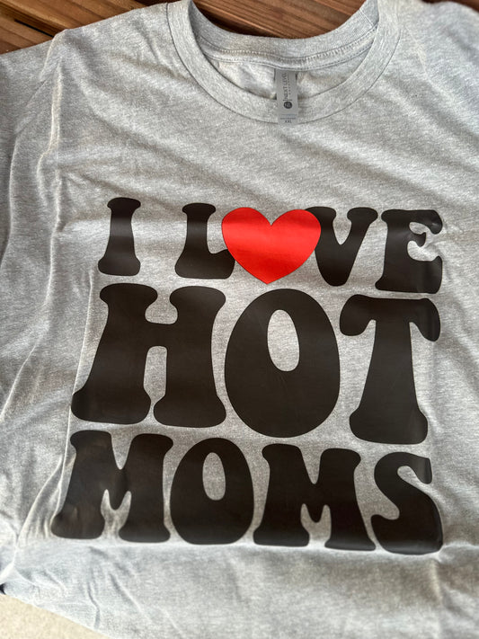 I ❤️ Hot Moms tee